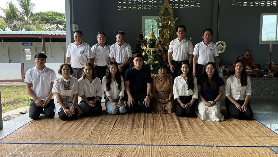 ท่านผู้รับใบอนุณาต ผู้อำนวยการ คณะครูและบุคลากร ได้เดินทางไปถวายส่งมอบพระพุทธรูป พระแก้วมรกต ให้กับ วัดสว่างอารมณ์