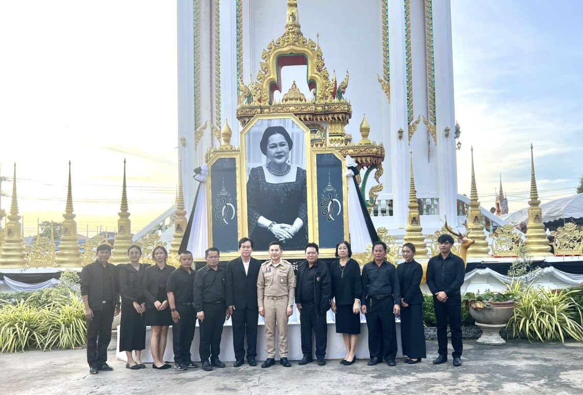 ผู้อำนวยการวิทยาลัยเทคโนโลยีร้อยเอ็ด พร้อมด้วยคณะครูและบุคลากรทางการศึกษา เข้าร่วมพิธีสรงน้ำพระบรมศพและลงนามแสดงความไว้อาลัยเบื้องหน้าพระฉายกลักษณ์ สมเด็จพระนางเจ้าสริกิติ์ พระบรมราชินีมาก พระราชชนปีหลวง