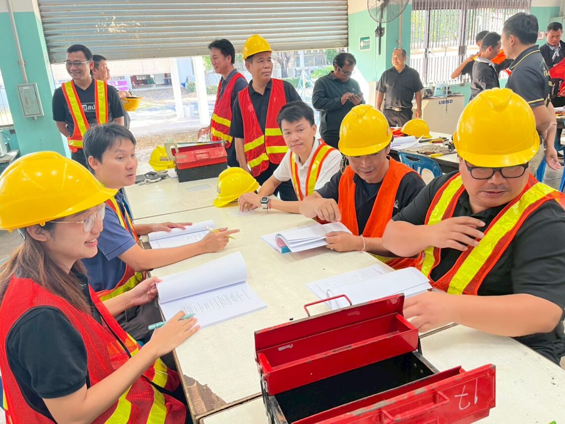 นางสาวลัดดา ศรีเมืองบุญ ครูประจำสาขาวิชาไฟฟ้ากำลัง วิทยาลัยเทคโนโลยีร้อยเอ็ด เข้ารับการฝึกอบรมการเป็นผู้ทดสอบมาตรฐานฝีมือแรงงาน สาขาช่างไฟฟ้าภายในอาคาร ระดับ 1