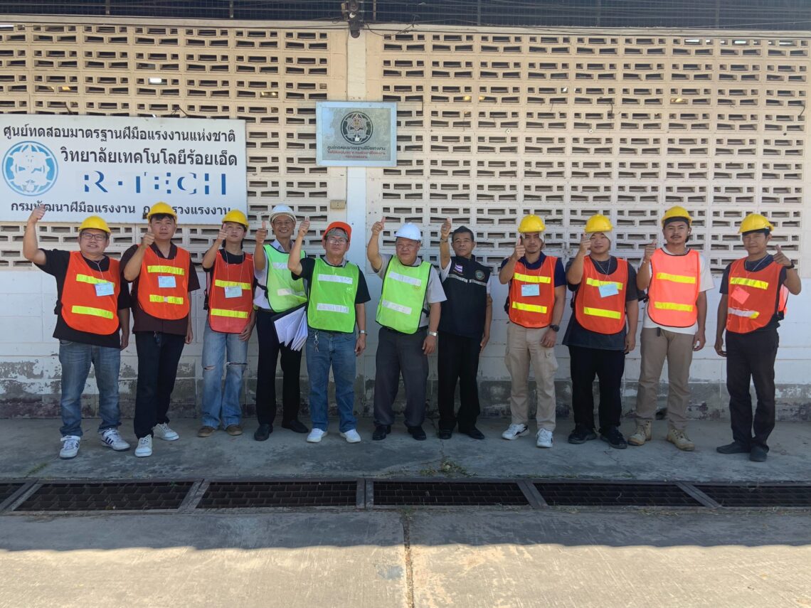 วิทยาลัยเทคโนโลยีร้อยเอ็ดดำเนินการโดยเจ้าหน้าที่จากสถาบันพัฒนาฝีมือแรงงาน 39 ร้อยเอ็ด คือ นายสุรเดช ร่มศรี และนายสุเพ็ญ จันทะอุ่มเม้า ครูประจำสาขาวิชาไฟฟ้ากำลัง วิทยาลัยเทคโนโลยีร้อยเอ็ด